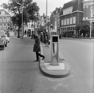 125505 Afbeelding van een overstekende jongen bij de bushalte op het Janskerkhof te Utrecht.